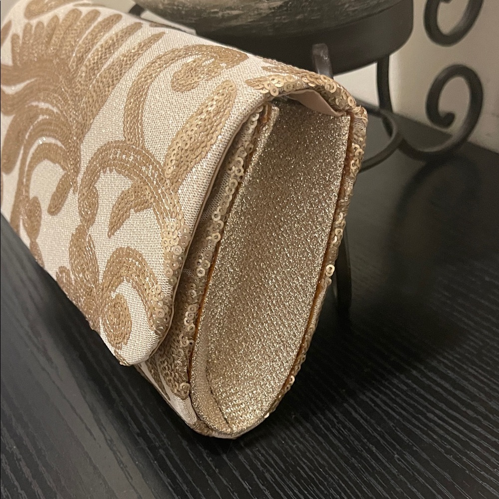 NWT D’Margeaux Floral Embroidered Sequin Clutch - Picture 3 of 6
